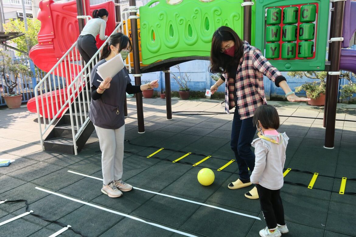 彰化醫院進幼兒園評估遲緩兒　三大類治療師為孩童進行初步評估