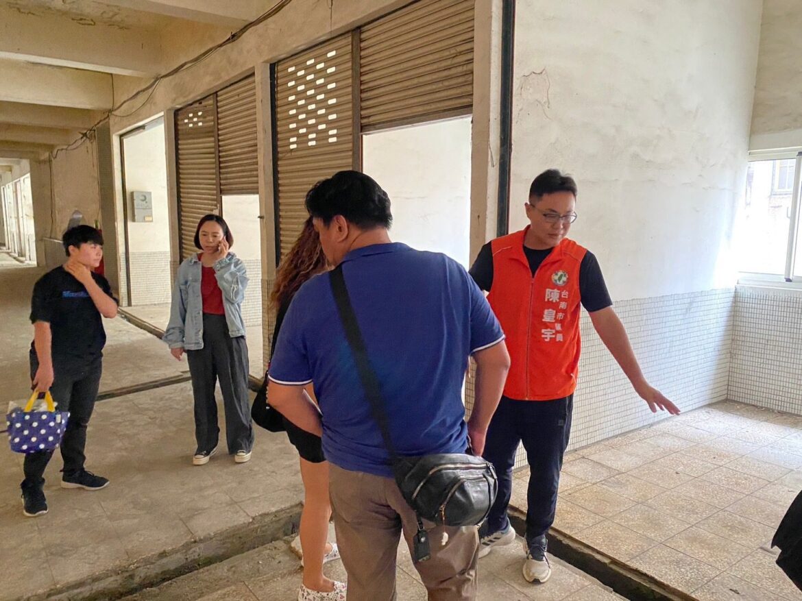 「外面下大雨、裡面下小雨」陳皇宇接獲陳情 快速解決歸仁市場漏水問題