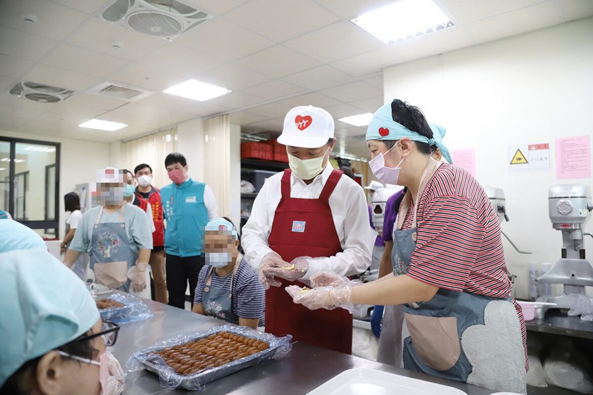 推廣身障團體秋節禮品　翁章梁體驗代言