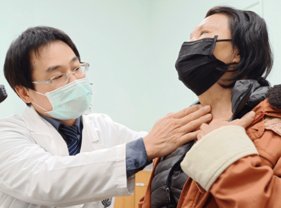 婦人脖子腫痛1年半才就醫　原來是罹患甲狀腺癌