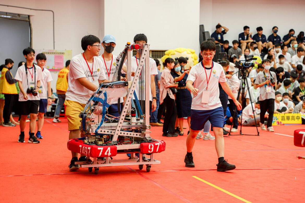 FRC機器人季後賽　全國18校300學生大車拚