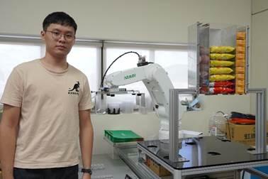 不會敲桿的臺科大黃柏笙同學連續3年獲得智慧撞球冠軍