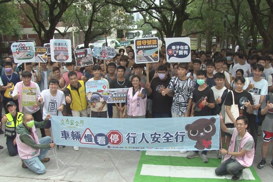 市監理站宣導交通安全  交安列車開進大學