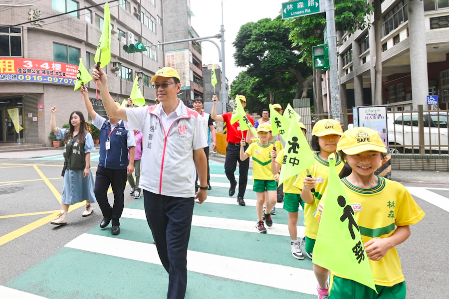 張善政為學童示範過馬路      呼籲專心安全是第一要務