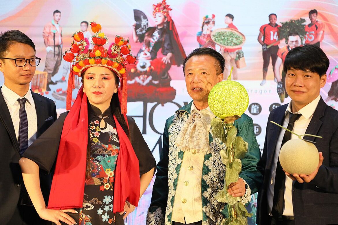 112年農民節慶祝大會　翁章梁持極光哈密瓜權杖走秀