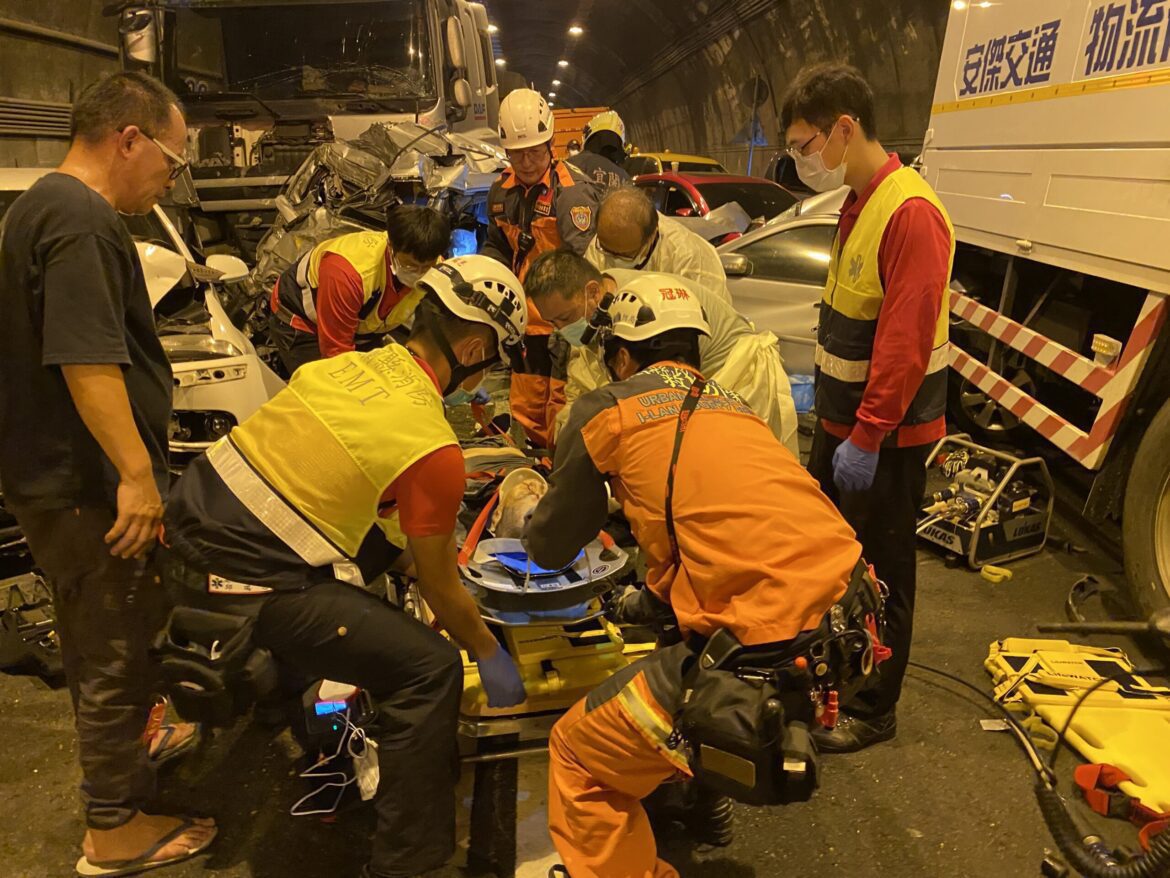 影音/南澳鄉新澳隧道內重大車禍 10輛自小客車4輛大型車輛追撞