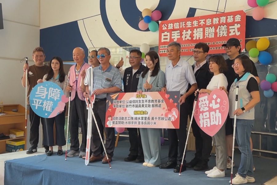 議員黃文政牽線  200支白手杖捐視障團體