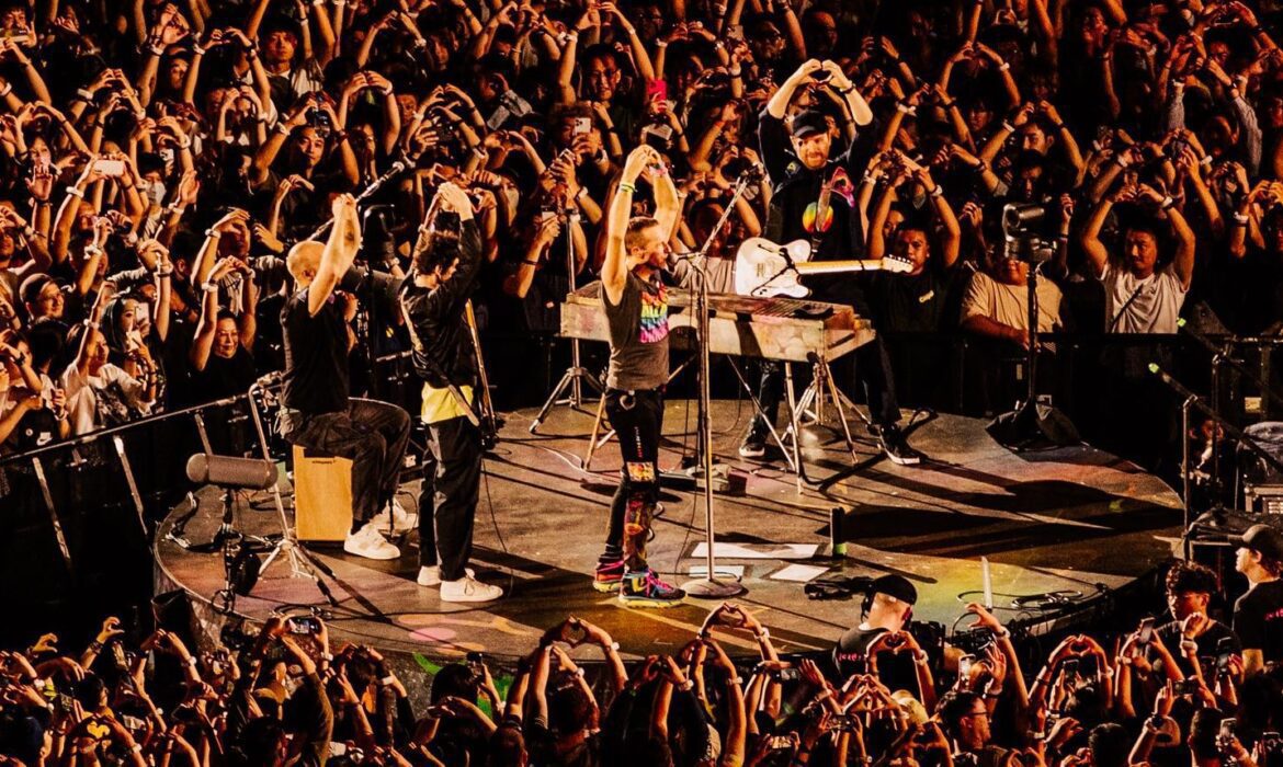 Coldplay高雄演唱會創新紀錄，近8.7萬人次再破紀錄 散場疏運88分鐘完成。克里斯馬汀幫遊客拍照　天團Coldplay沒架子