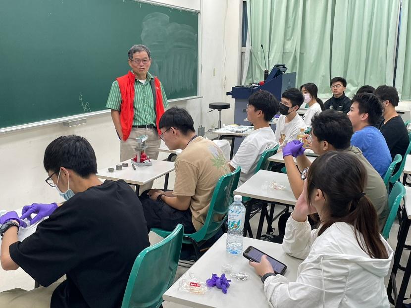 培育下一代科研種子 臺科大舉辦科學參訪邀高中生動手做永續電池