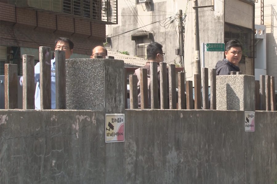 議員會勘校園圍牆  慎防有心人士翻牆入校