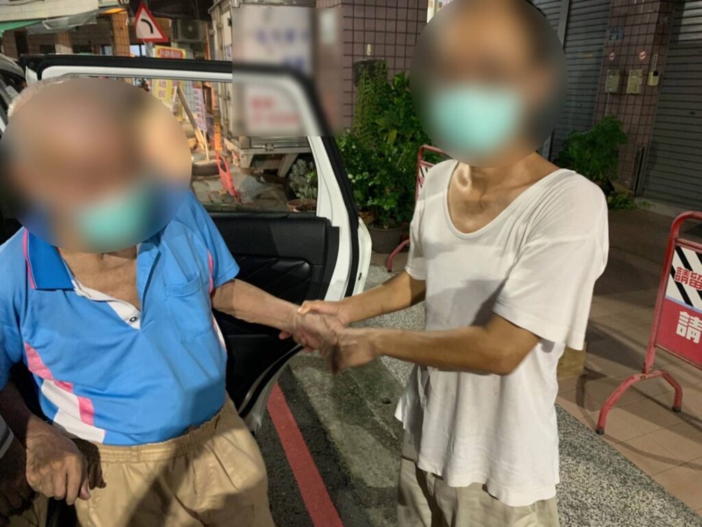 迷途翁佇立路口　暖警協查身分助陳老先生返家