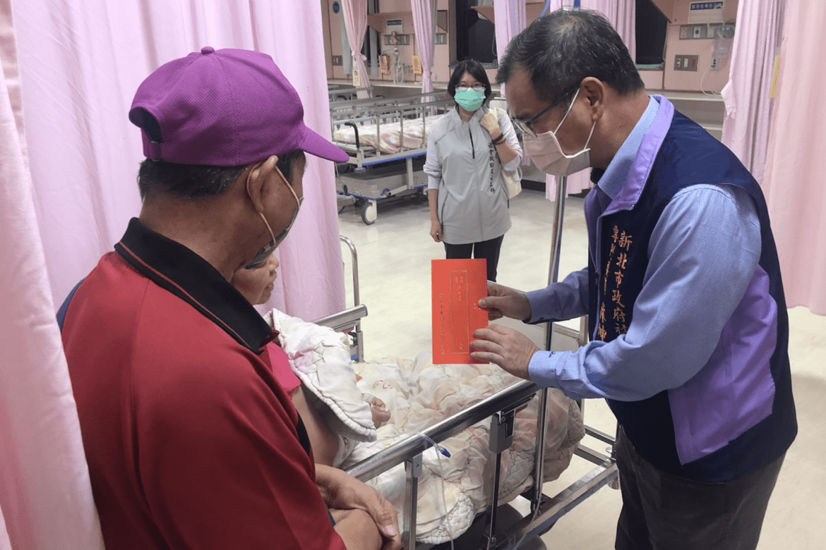 新北市老人會赴台東旅遊遭蜂螫意外受傷     新北市府緊急南下探視並贈慰問金
