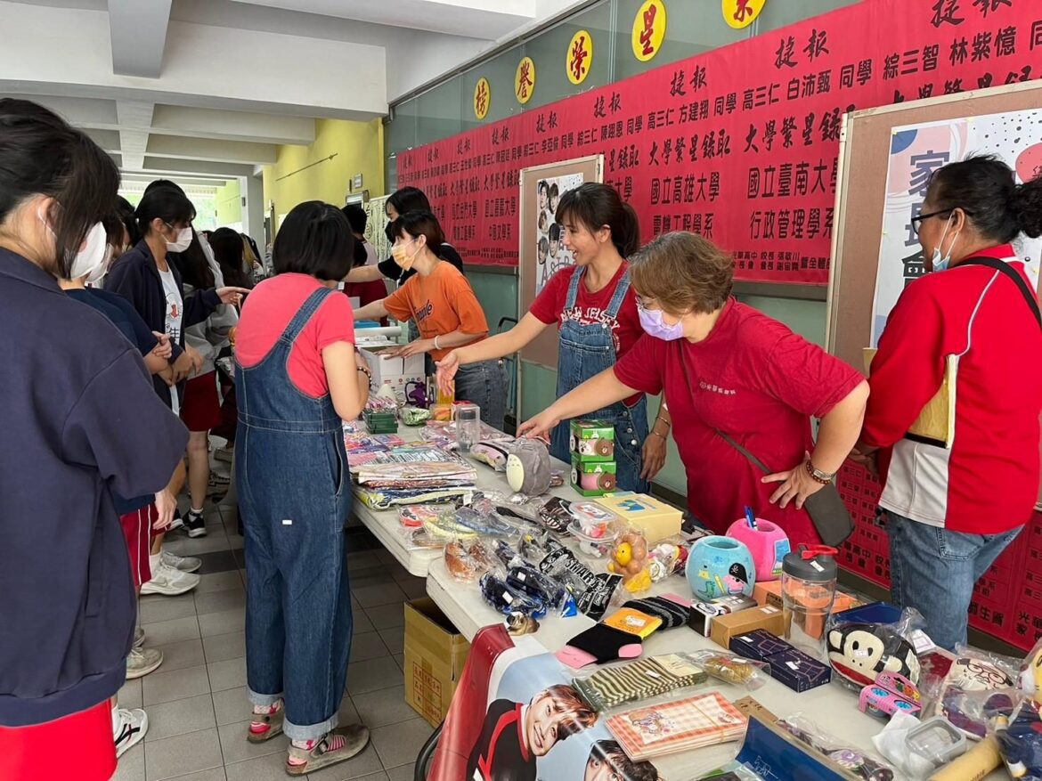 光華高中愛心二手市集「集愛送暖、為愛募資」