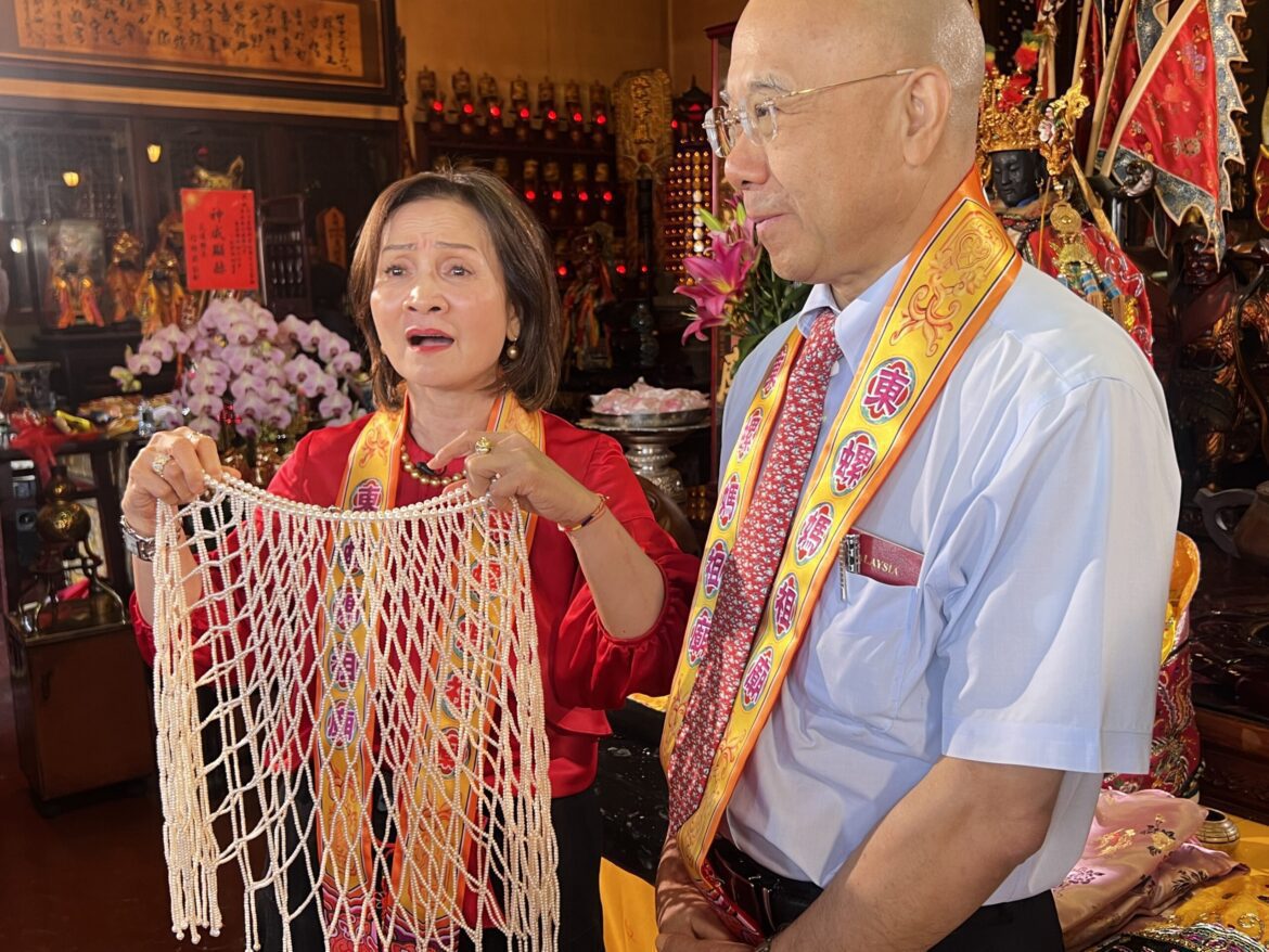 影音/東螺媽神威遠播　馬來西亞華僑渡洋還願　敬獻手工珍珠披肩及鳳袍
