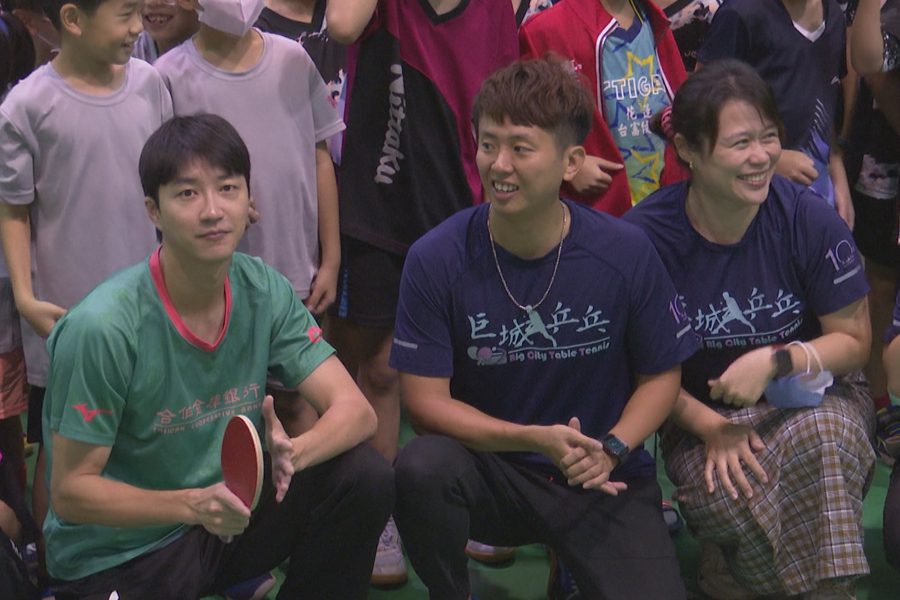 首例使用矮球桌  江宏傑現身推廣兒童桌球