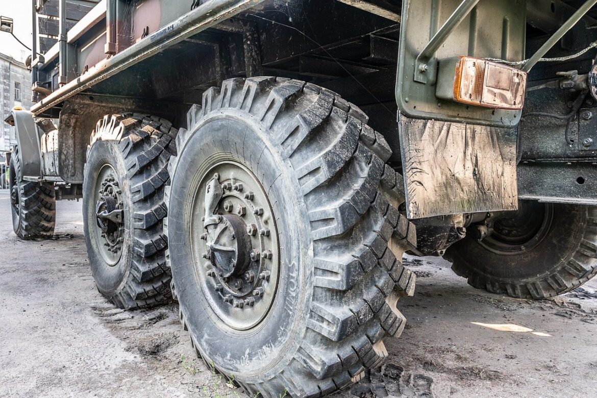 國軍軍卡行駛台南道路狂噴黑煙　陸軍致歉：戰術輪車疑故障排氣異常