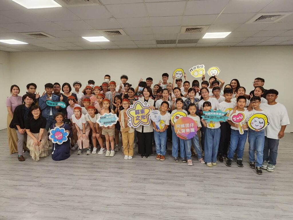 屏東囝仔「純人聲」首度唱進世界盃 縣長周春米接見表揚