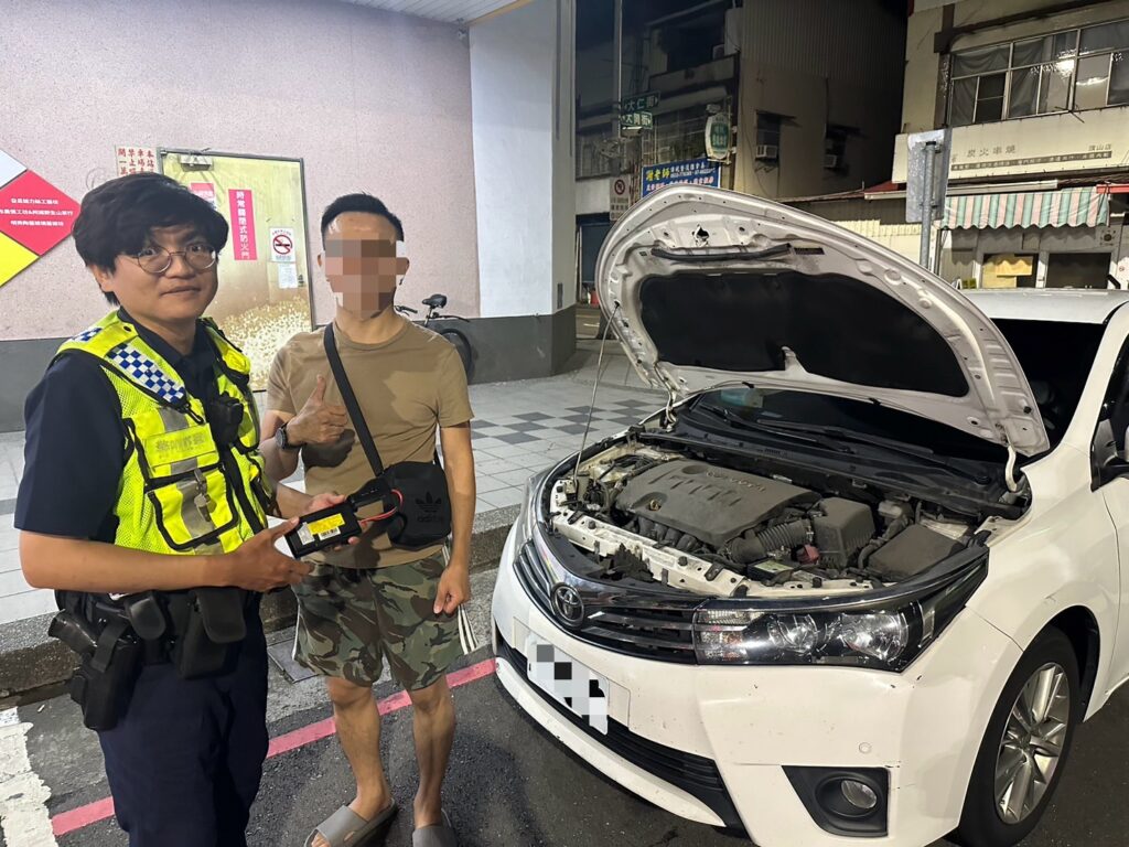 民眾深夜車拋錨「顧路」求助無門　旗山警助接電即刻救援