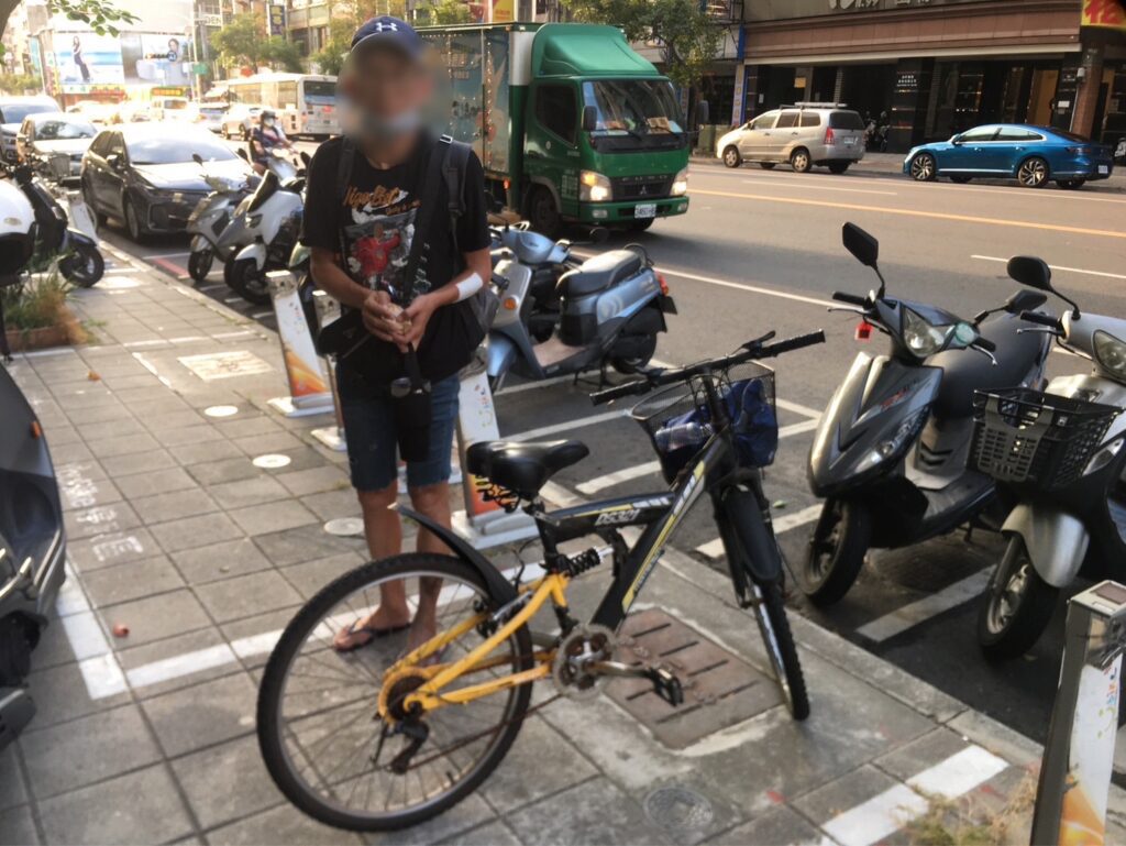 男心情差偷酒當晚喝光　鷹眼警下班返家途中查獲送辦