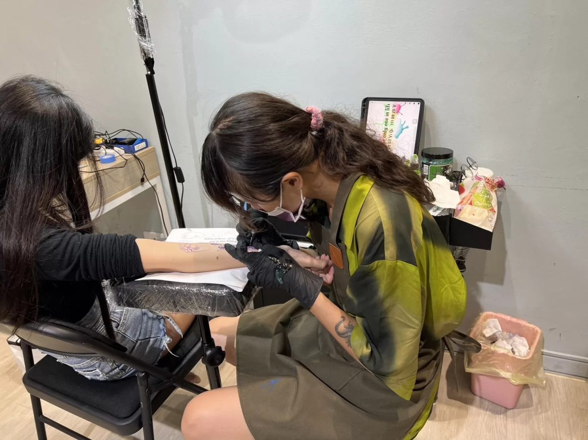 女性刺青蔚為風潮 首家刺青線上報價打造刺青百元理髮店