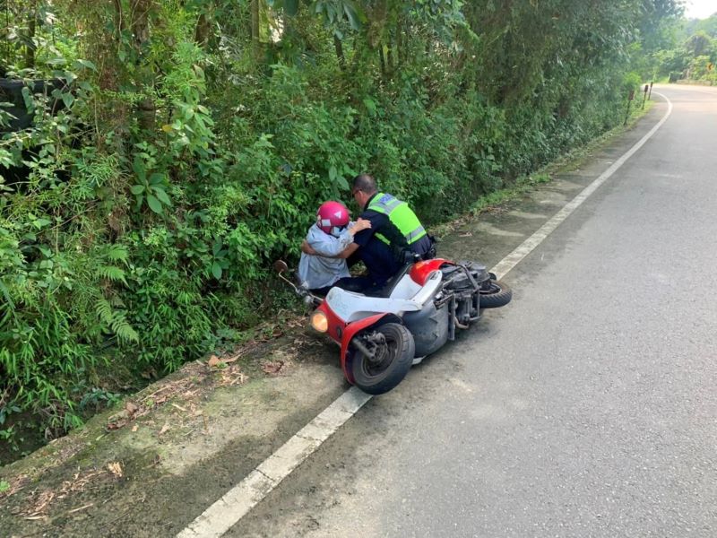 自摔婦卡水溝　泰武警神救援