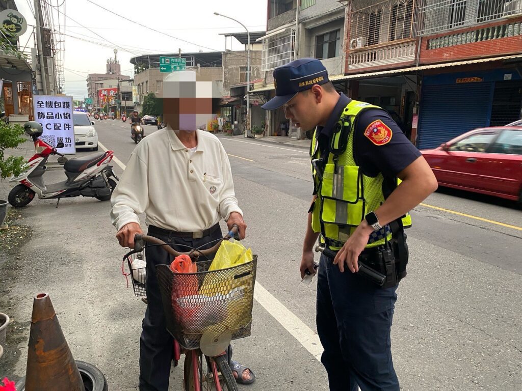 老翁雙腳無力拖行腳踏車　內埔警方與村長協力援助