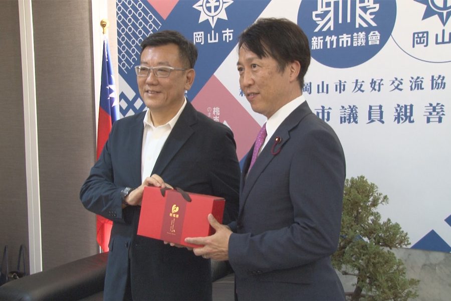 岡山市議員來訪竹市  許修睿送御守與花生醬