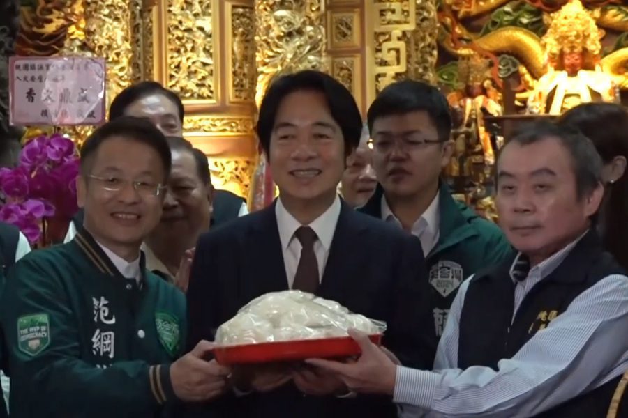 賴清德前往鎮撫宮參拜  廟方贈包子象徵包中