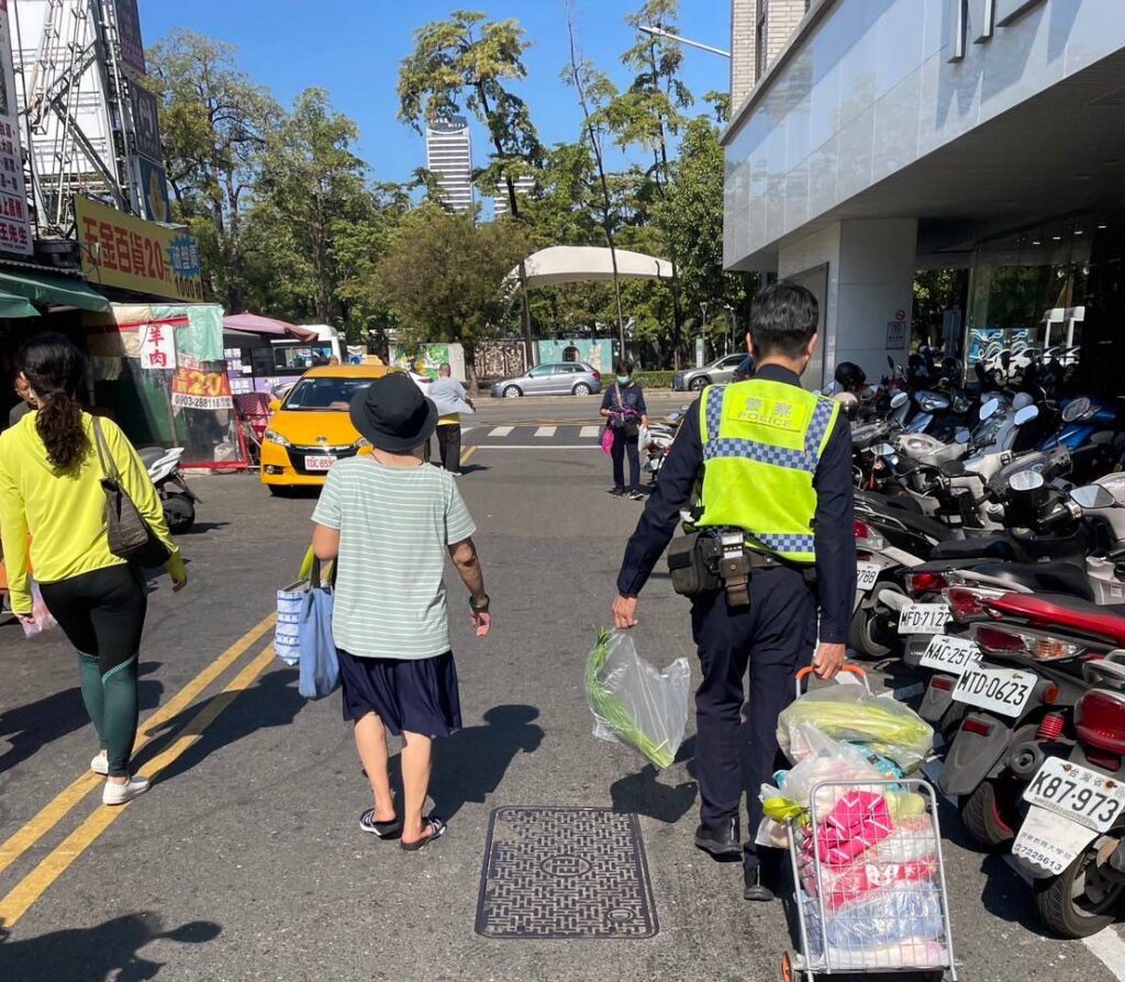 老婦逛市場昏倒　警到場協助救護返家