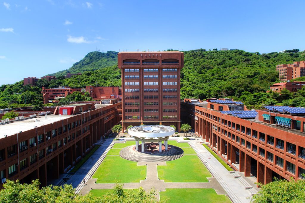 猴子搶食事件震撼國立中山大學！學生遭傷送醫急救