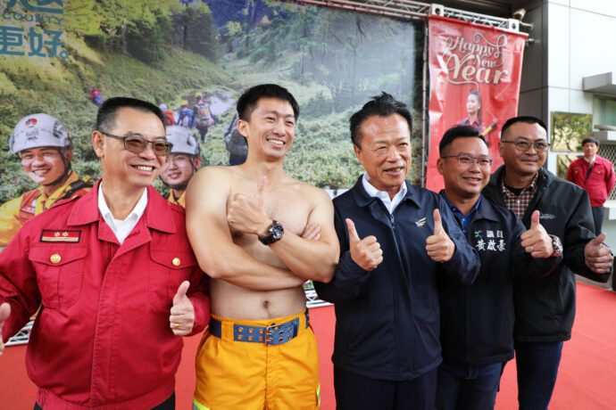 嘉義縣消防局推出113年度消防猛男桌曆 喜慶迎接龍年
