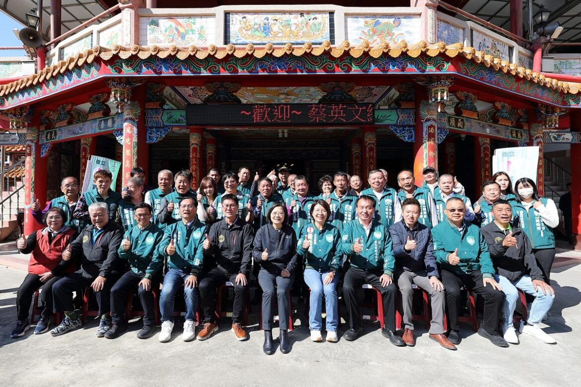 蔡英文彰化觀音佛祖廟參香祈福　不捨黃秀芳跟她一樣被抹黑
