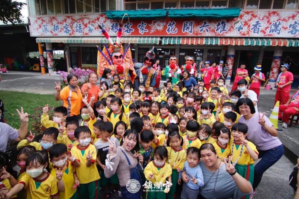 大甲鎮瀾宮媽祖南巡屏東　小博士幼兒園於門口做接駕儀式