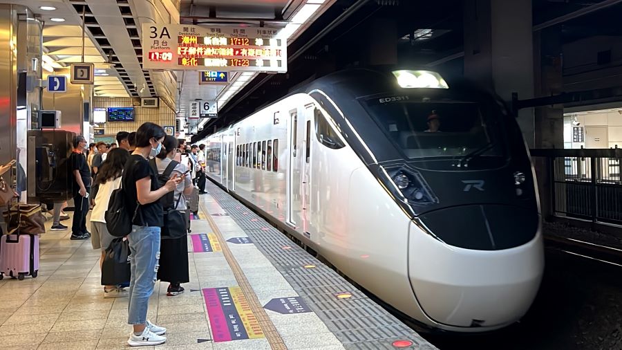 不用再跑車站了！超商、郵局取台鐵車票　可於原通路退票