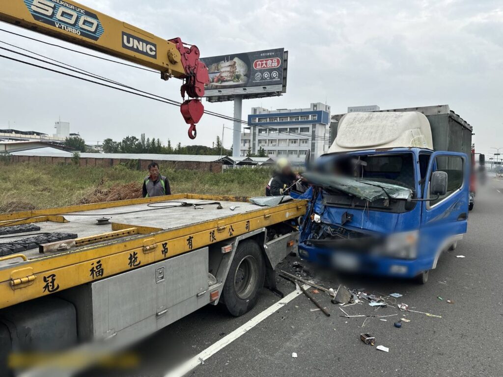路竹區中山南路多車追撞車禍　湖警速排除恢復交通