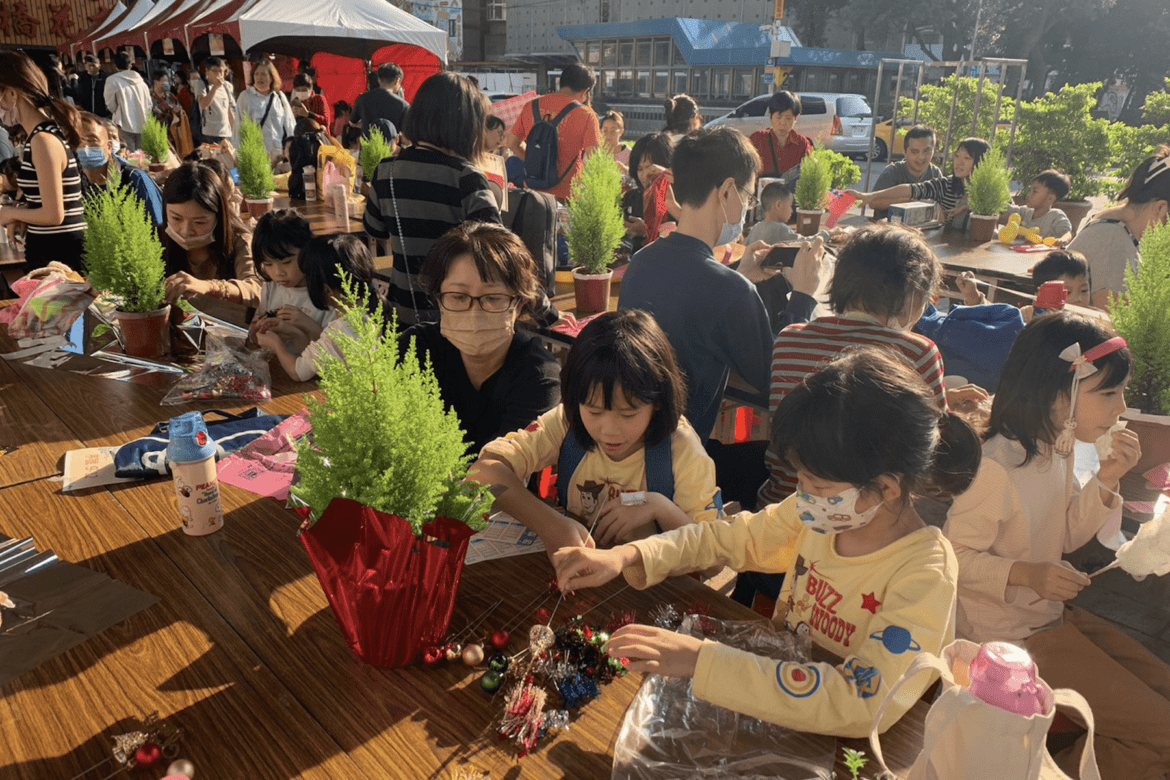 板橋花市耶誕狂歡     DIY聖誕樹、愛心捐發票好康活動滿滿
