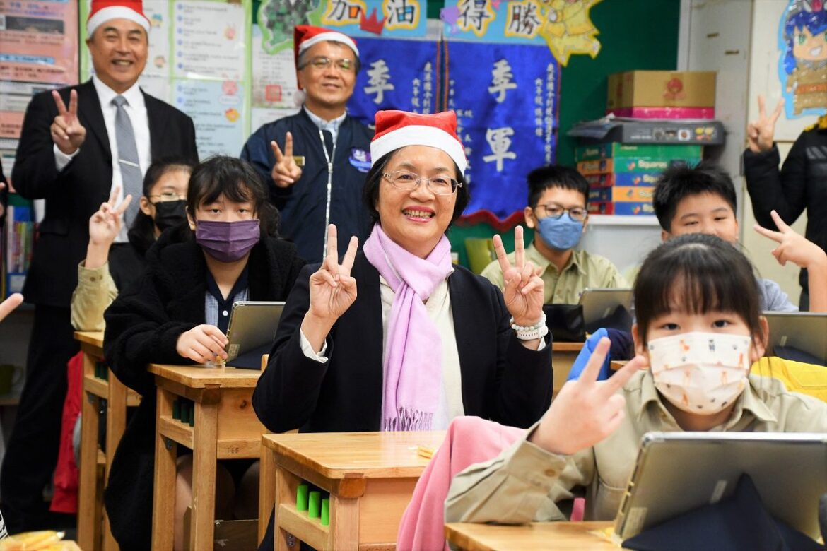 彰化「補助小學生課桌椅更新計畫」　二年內汰換179校6萬套老舊課桌椅