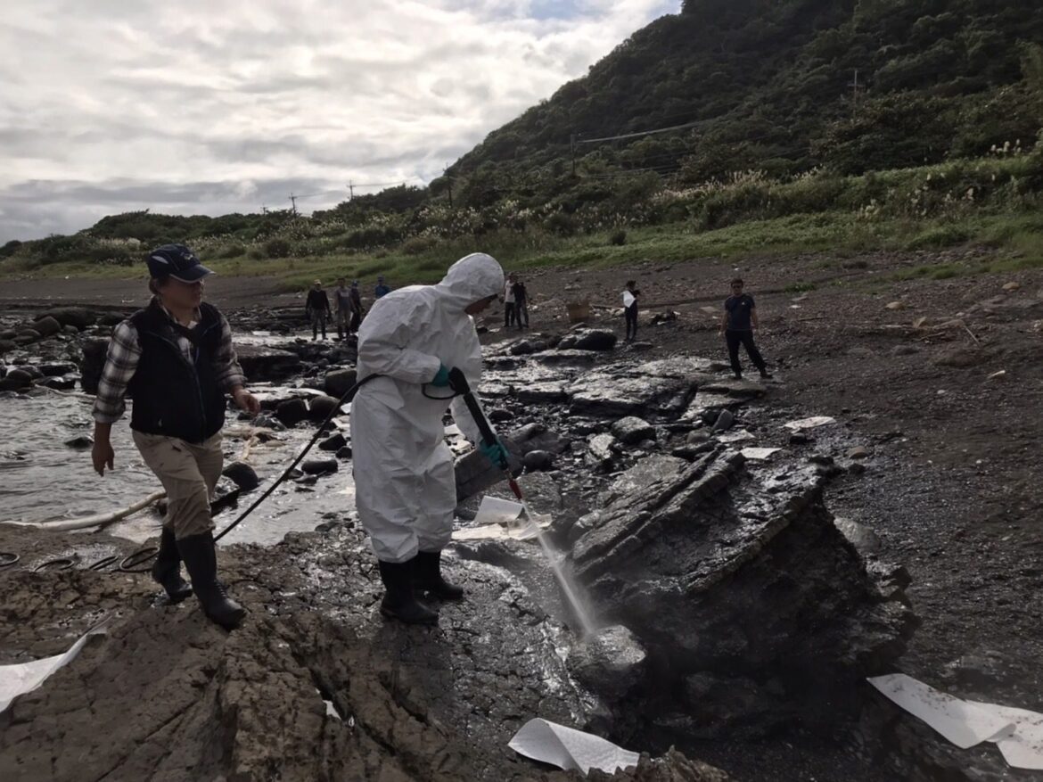 大里海蝕平台遭重油汙染  環保單位動員清理