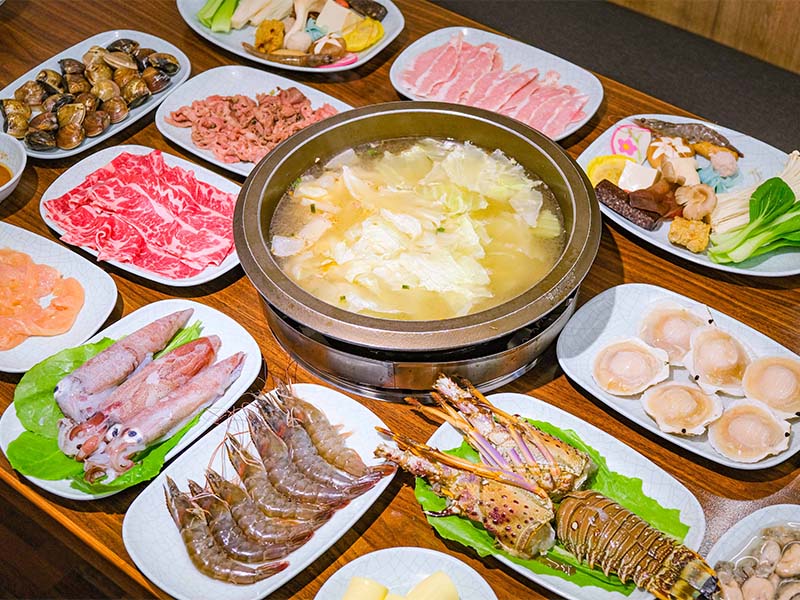 蘆洲「超佛」石頭火鍋！無低消、無共鍋費 桌邊爆炒香氣撲鼻