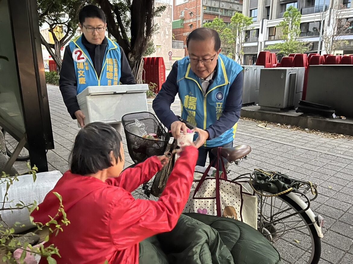 冷風嗖嗖　楊曜聰寒冬送湯圓溫暖街友