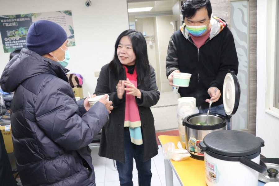 防寒關懷行動展開！新北市街友外展中心熱食站提供禦寒物資