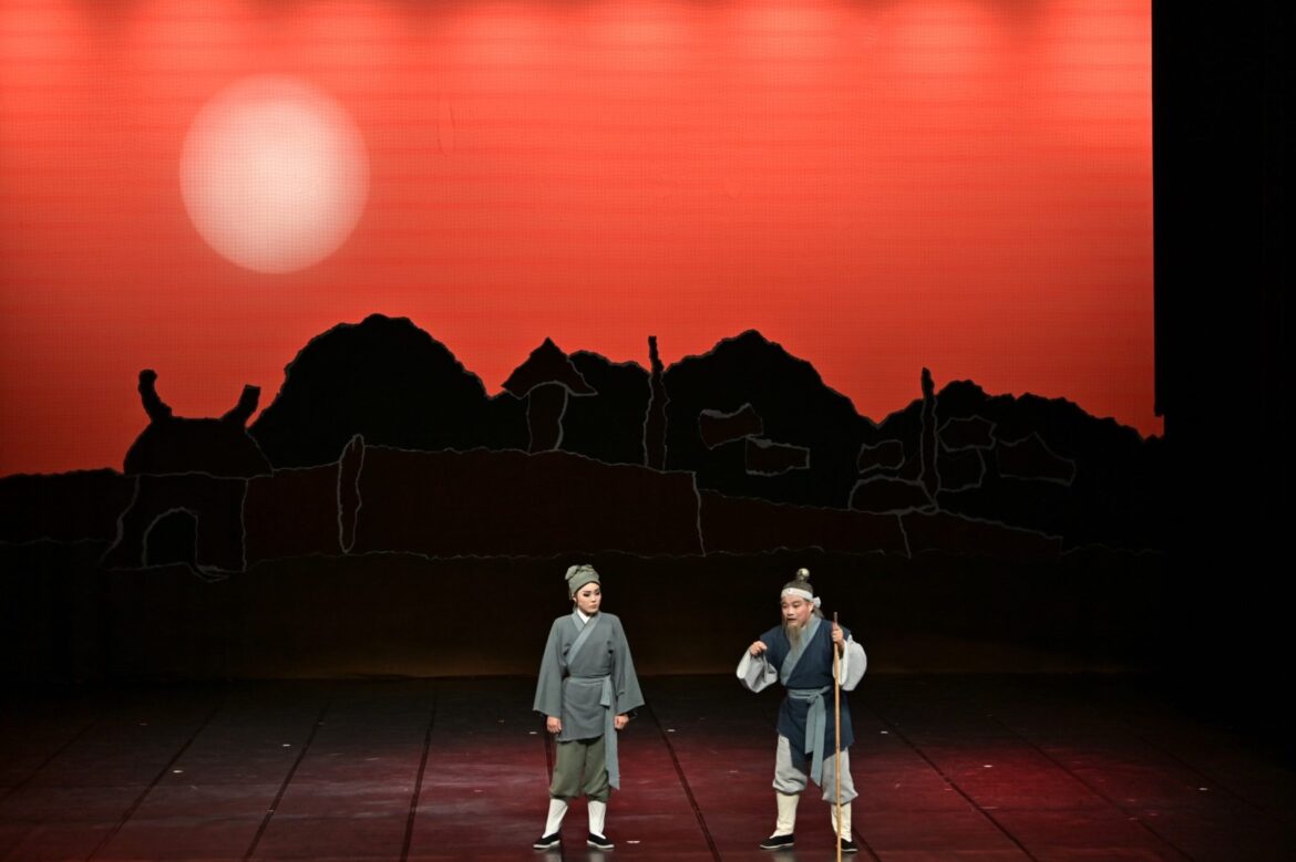 台中、宜蘭藝文交流迎新年　黃春明導聆蘭陽戲劇團經典演出