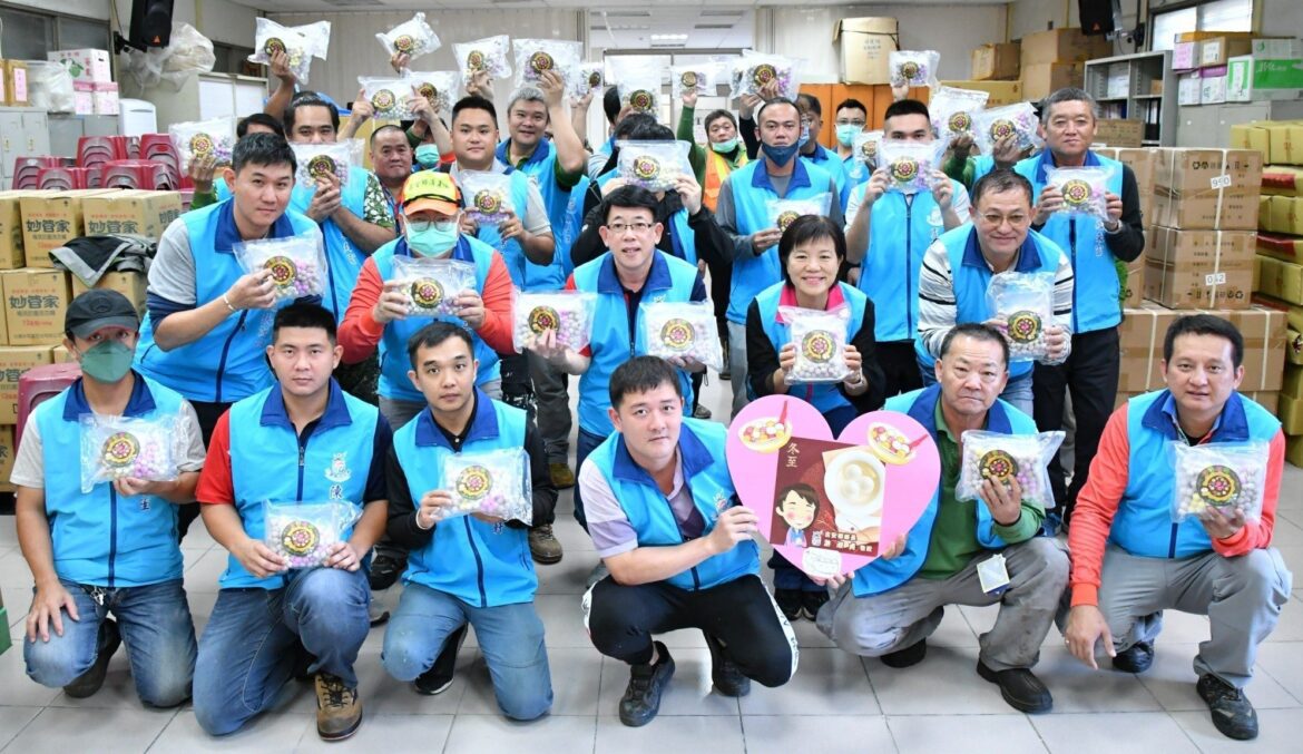 吉安鄉公所表揚績優人員  游淑貞贈鋼鐵團隊五行湯圓