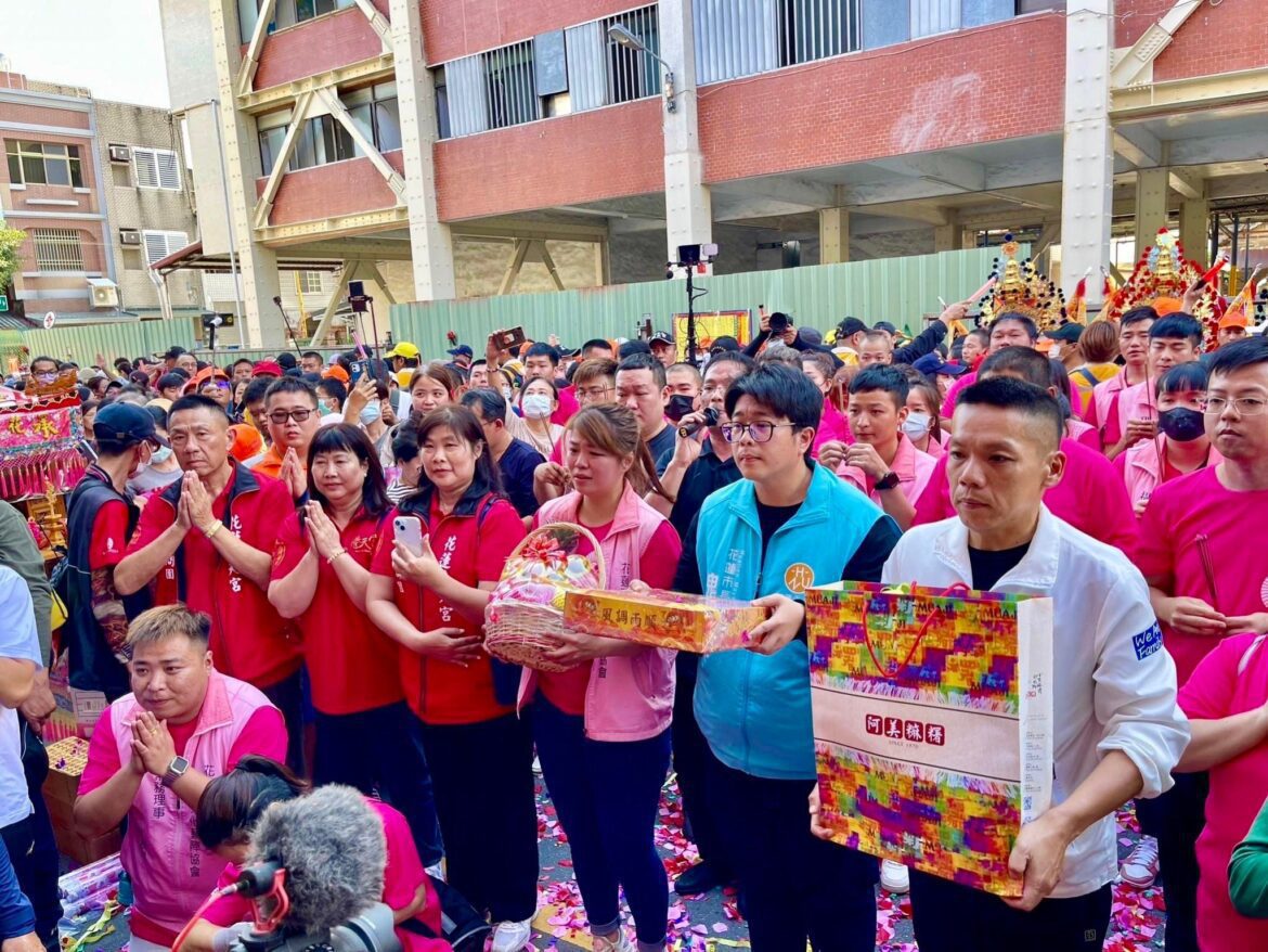 苗栗白沙屯拱天宮媽祖賜福 粉紅超跑停駕市公所