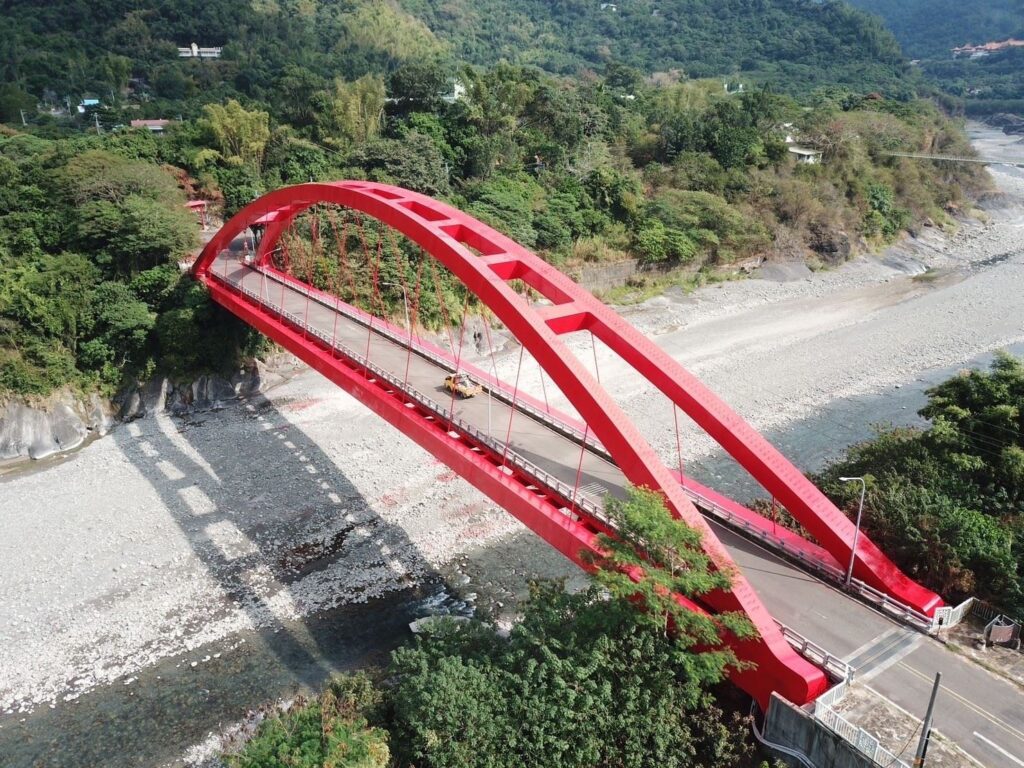 六龜東溪大橋重新上妝　荖濃溪上展嬌豔