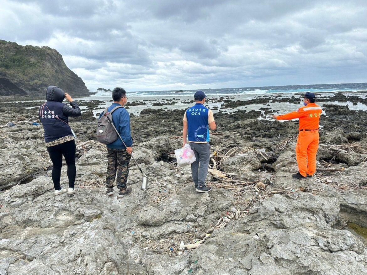 綠島柚子湖遭重油汙染　環保單位投入油汙清除工作