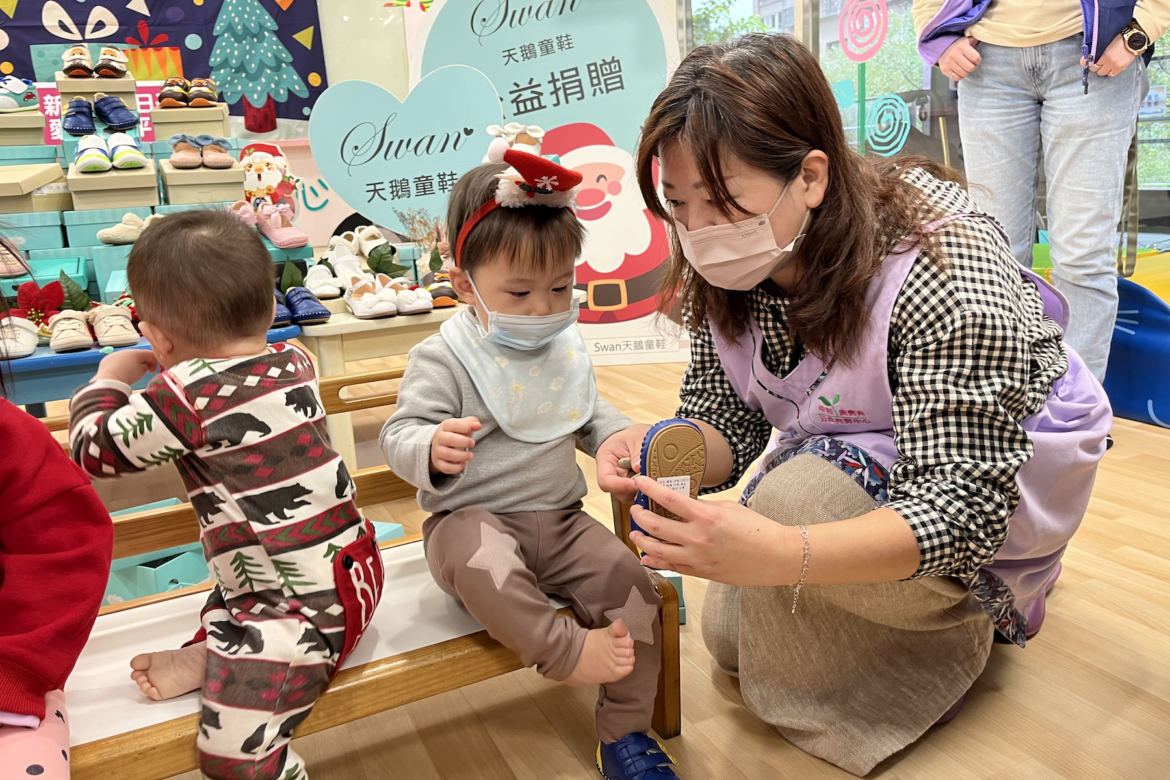 市議員攜手製鞋廠商聖誕送愛心     南勢角公托中心孩童搶先收到聖誕禮物