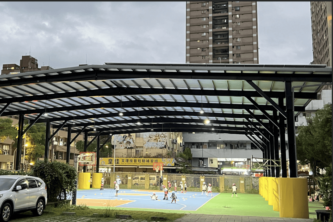 北臺第一！光電運動場風靡校園     新北市27所學校打造綠色未來
