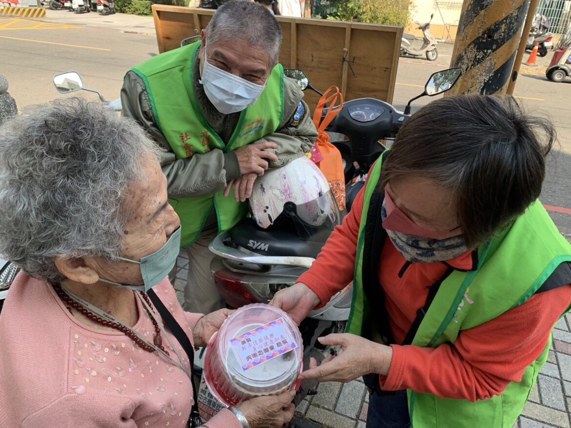 高雄長青中心聯手慈善企業社團   關愛送暖獨居長輩