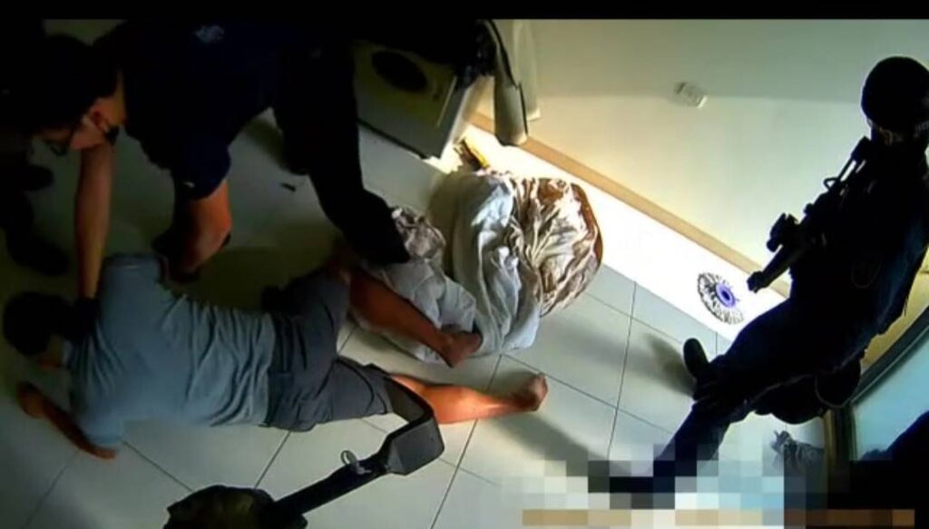 雄警強攻販毒據點緝捕10年刑期通緝犯　犯嫌自頂樓逃竄仍狼狽落網